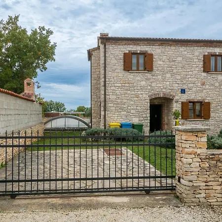 Holiday home Wish Mit Beheiztem Pool Svetvincenat